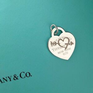 Tiffany & Co. New rtt large etched heart charm sterling silver